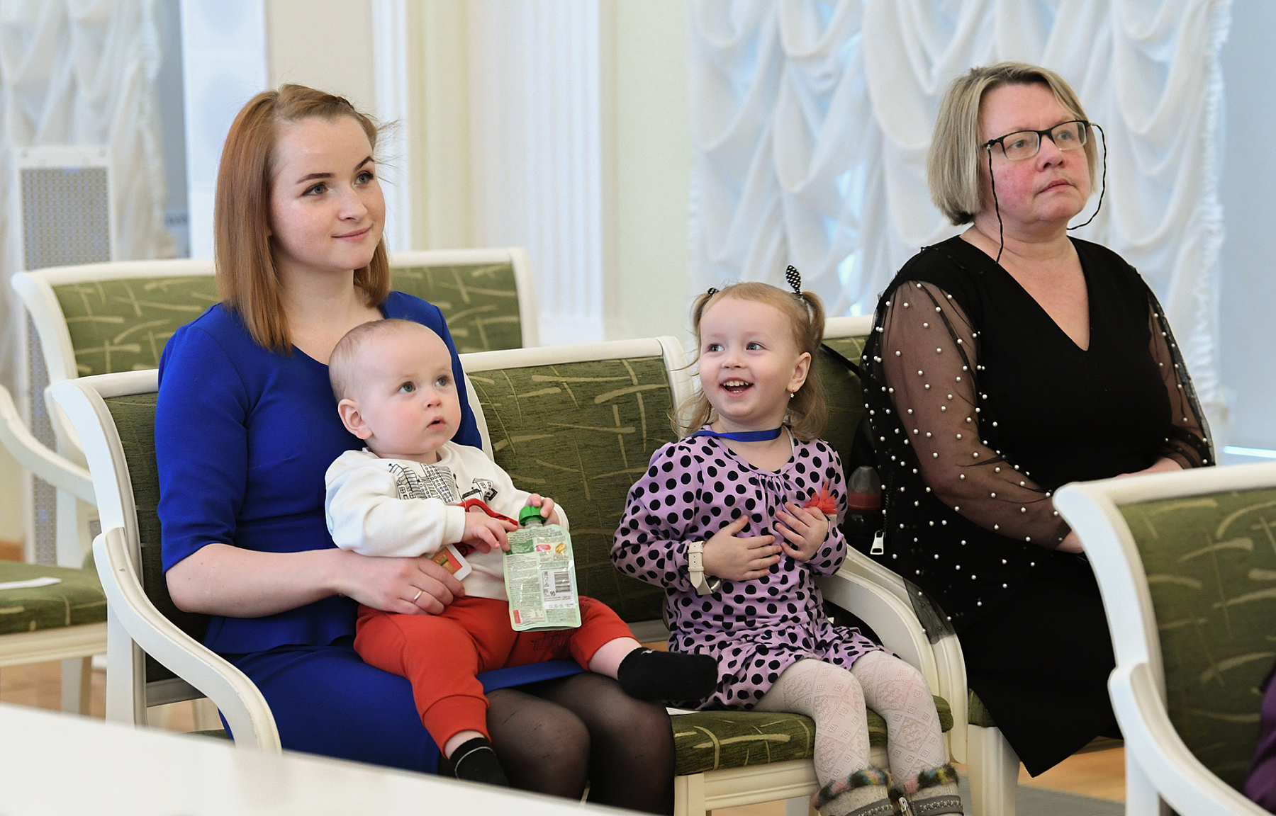 Молодым семьям Тверской области вручили жилищные сертификаты