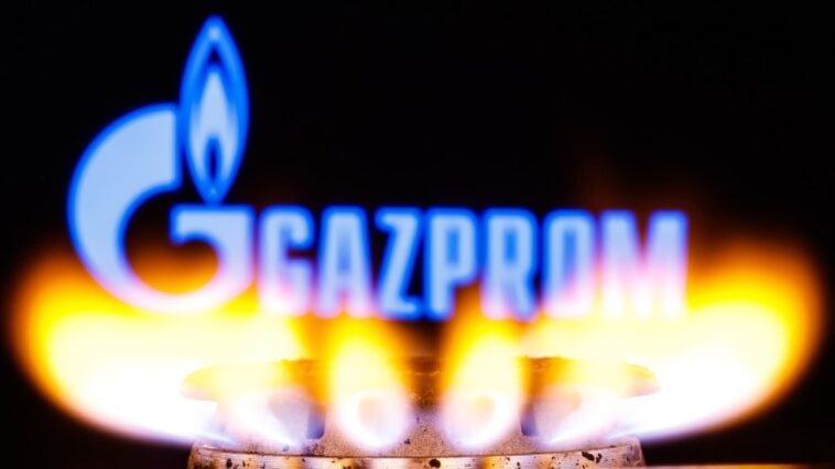 «Газпром» направляет контрагентам официальные уведомления о расчетах в рублях