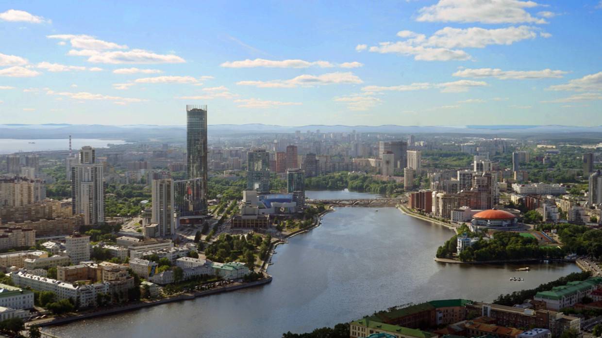 Автомобилисты боятся ездить по Екатеринбургу из-за масштабной коммунальной аварии