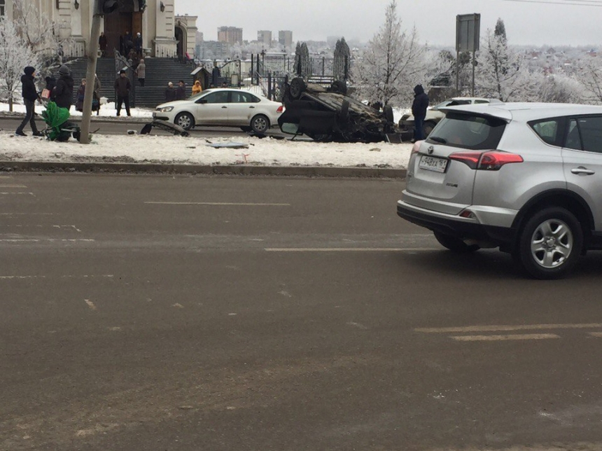 Видео смертельного ДТП в Ростове-на-Дону, где пьяный водитель Volkswagen сбил женщину с коляской