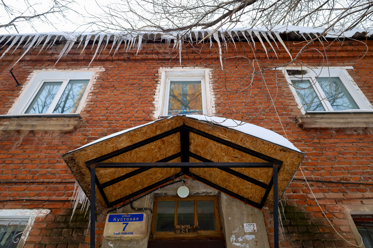 После гибели женщины от упавшей глыбы льда в Перми обнаружили десятки домов с неочищенной крышей