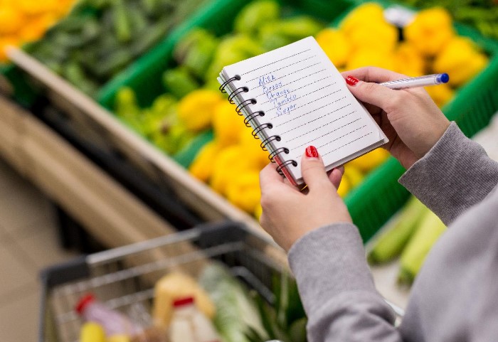 Списки с продуктами помогают рассчитать бюджет и спланировать блюда / Фото: timeincsecure-a.akamaihd.net