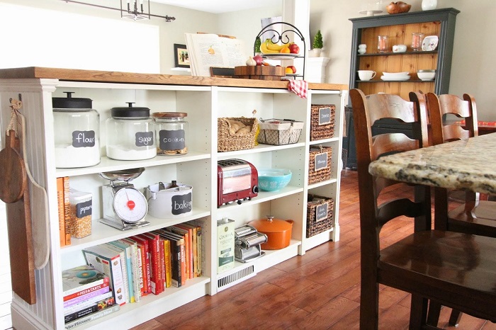 Обычные книжные полки можно превратить в современную систему для хранения кухонной утвари.