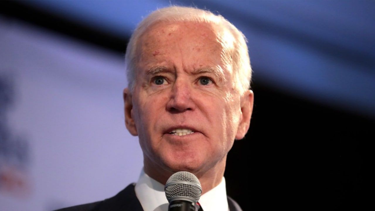 Байдену посоветовали использовать эскалатор после конфуза на трапе самолета