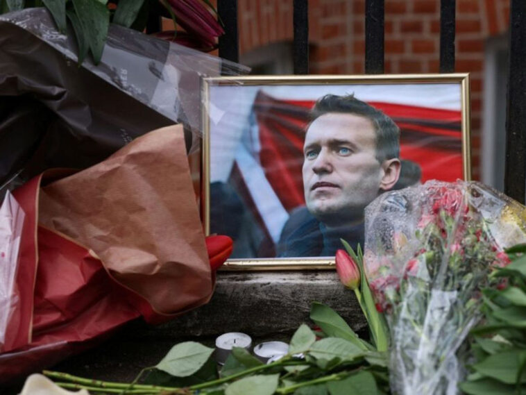 В Москве прошли похороны Алексея Навального. В Кремле напомнили об ответственности за участие в «сборищах» (ФОТО, ВИДЕО)