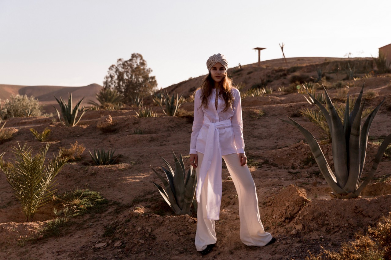 The-Fashion-Fraction-In-Marrakech-Morocco-Desert-Editorial-Photo-Shooting-White-Inspiration-Photography-Model-8