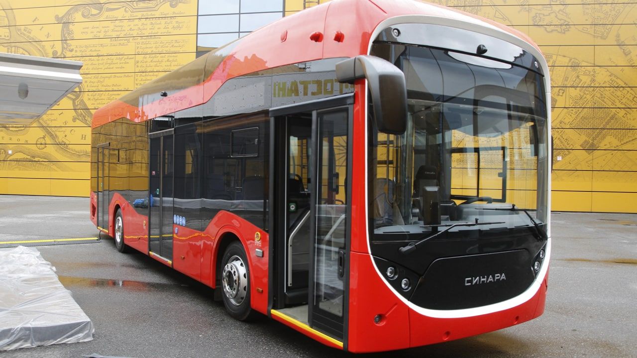 Женщина и ребенок попали в больницу после наезда троллейбуса на остановку в Севастополе