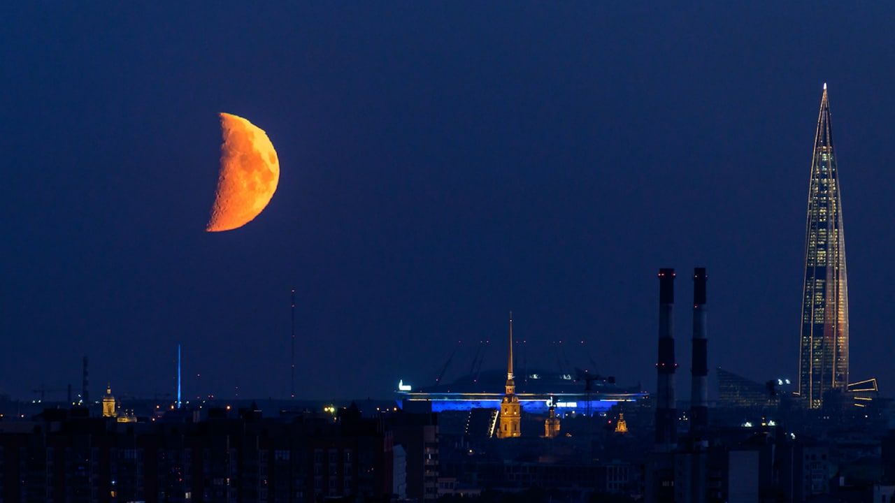 Луна спб 2024. Луна над Санкт-Петербургом. Луна над Петербургом. Луна в Питере. Луна полумесяц.