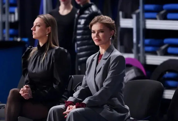 Алина Кабаева появилась на турнире по гимнастике в элегантных образах