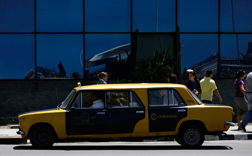 Тюнинговое такси-«копейка» на улицах Гаваны