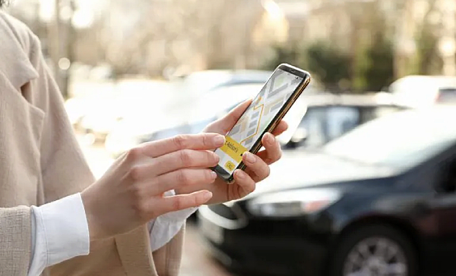 Туристка достала телефон в Барселоне для заказа такси. Через секунду мимо пролетел велосипедист и она осталась без техники