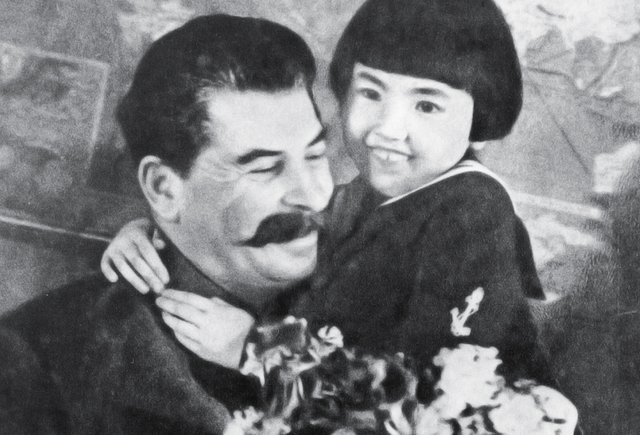 И сбоку синим карандашом написано очень чётко: “УСТРАНИТЬ”. История девочки, обнимающей Сталина