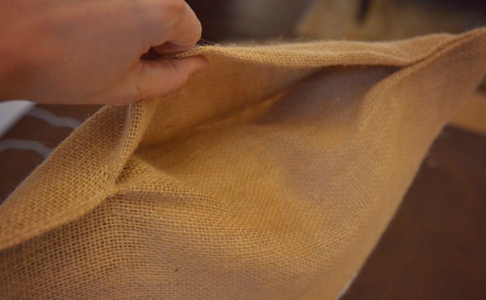 Подушка из мешковины своими руками за 30 минут декор,интерьер,мастер-класс,шитье