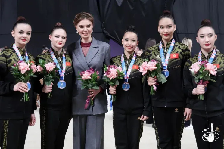 Алина Кабаева появилась на турнире по гимнастике в элегантных образах