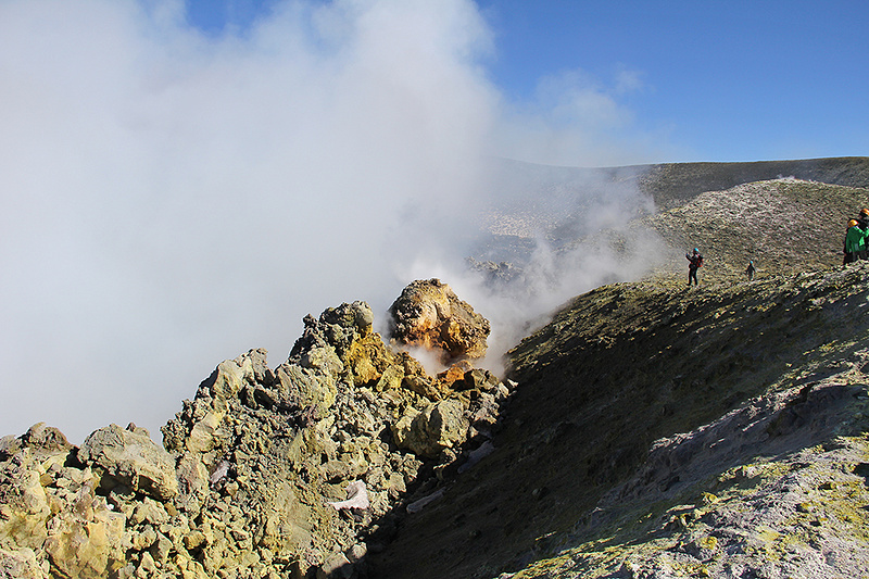 Один из кратеров на вершине Этны. Фото: Алиса Веселкова / Chrdk.