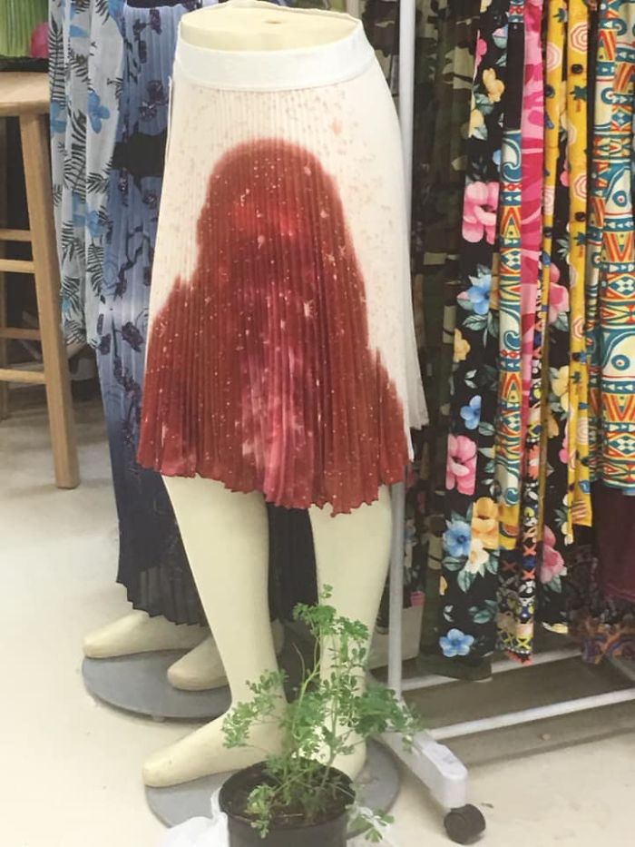 белая юбка с красным пятном на манекене