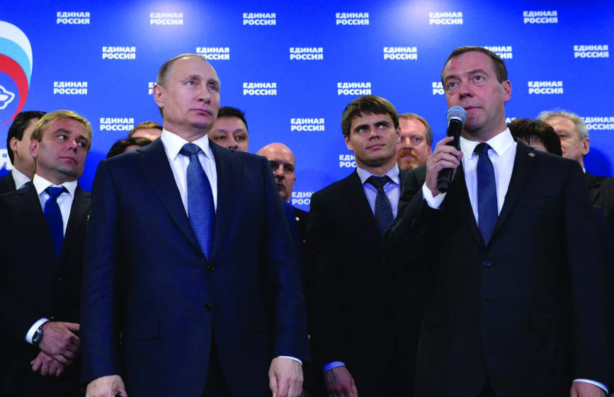 Владимир Путин рядом с лидером фракции и членами Государственной Думы