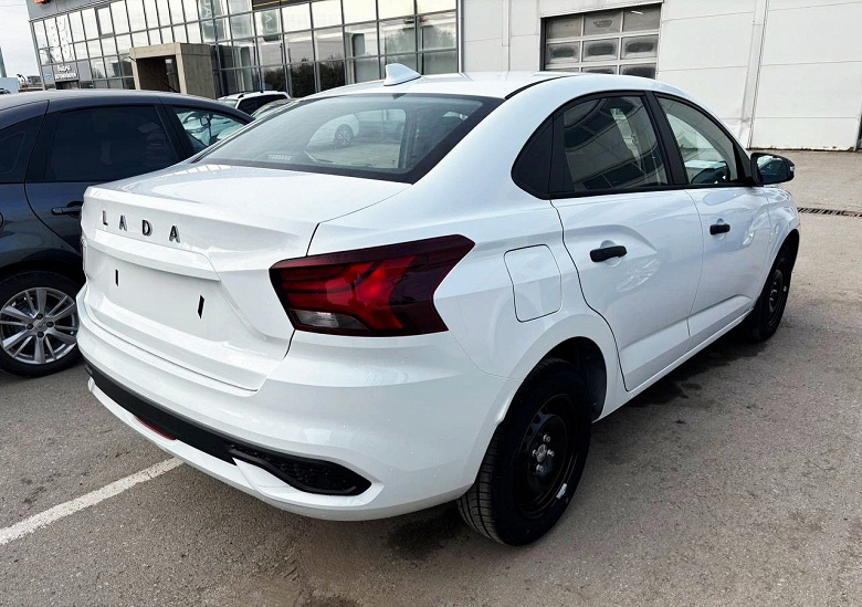 Так выглядит самая дешевая Lada Iskra: машину в редкой начальной комплектации засняли на фото