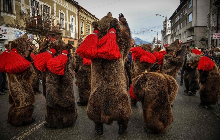 10 новогодних традиций за границей, которые могут ввести в ступор неподготовленного туриста чтобы, Нового, на улицах, здесь, Новый, когда, праздник, время, потом, могут, во время, можно, практически, может, у вас, Здесь, много, друзей, больше, в канун