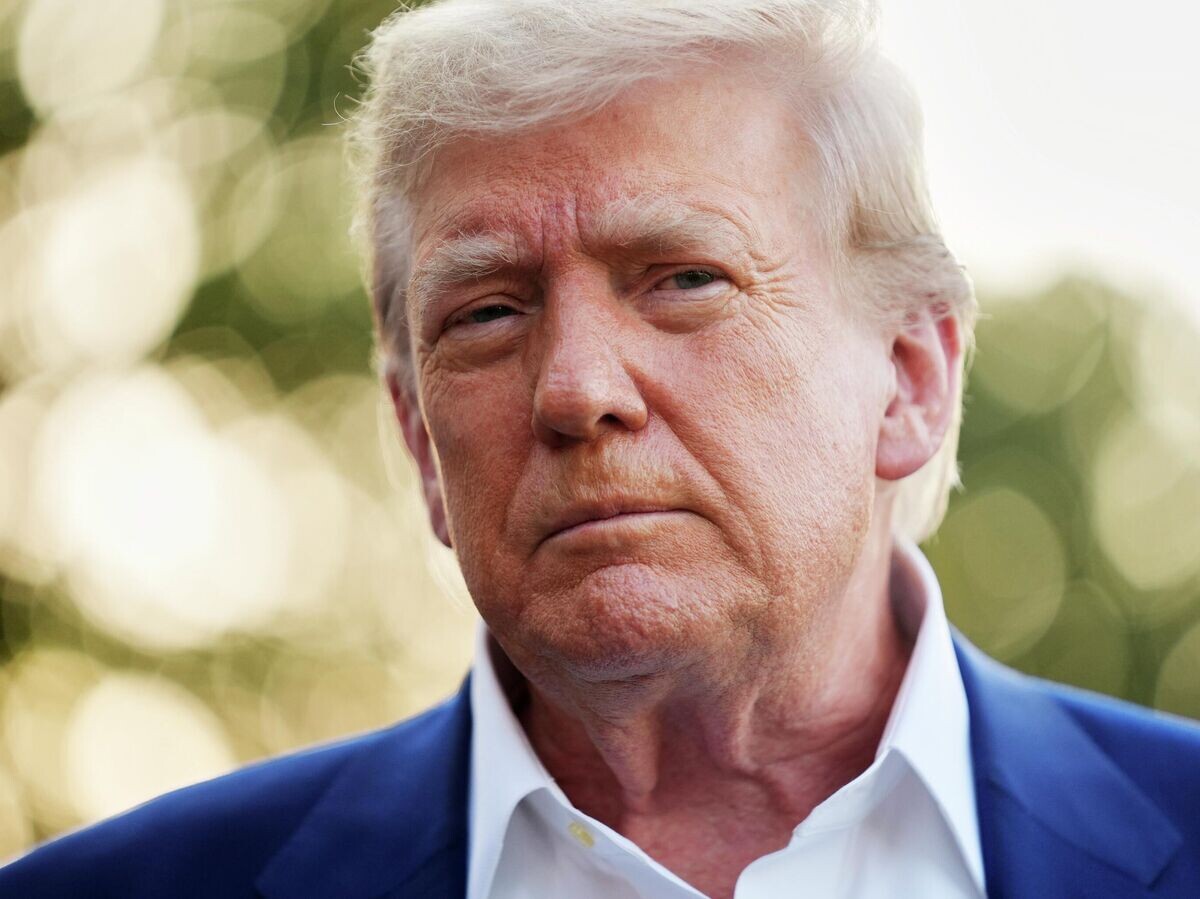 Президент США Дональд Трамп перед отправлением на саммит НАТО в Гааге© AP Photo / Evan Vucci