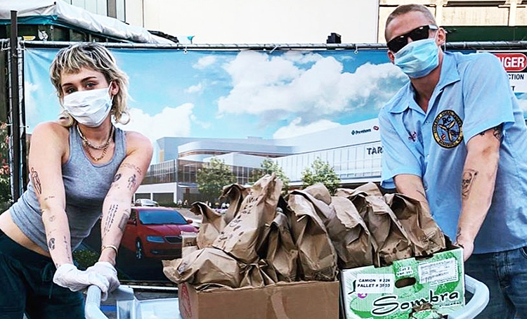 Майли Сайрус и Коди Симпсон угостили бесплатным обедом медиков Лос-Анджелеса