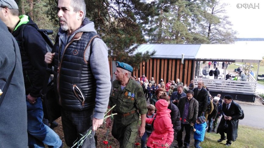 Дети вместе с родителями несли цветы к памятнику советским воинам-освободителям.