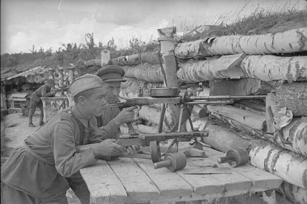 Обучение молодого бойца. 1 мая 1943 года. Источник - https://russiainphoto.ru