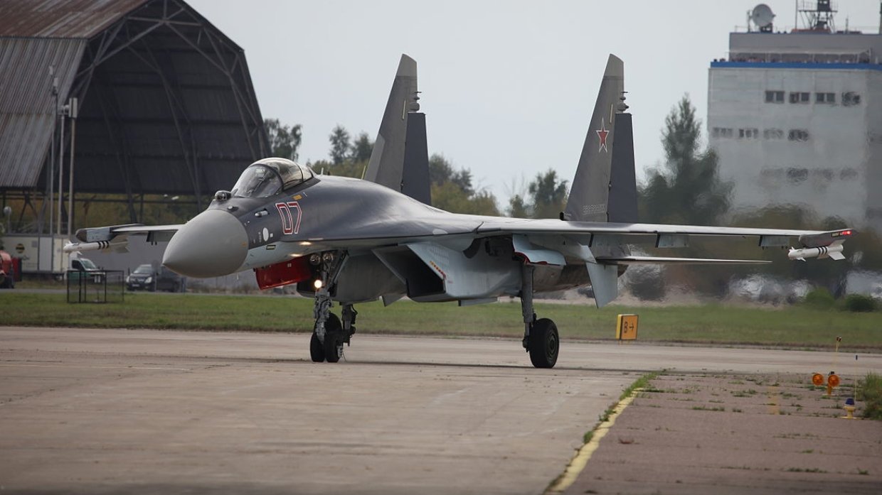 Военный эксперт назвал главное преимущество российских истребителей Су-35