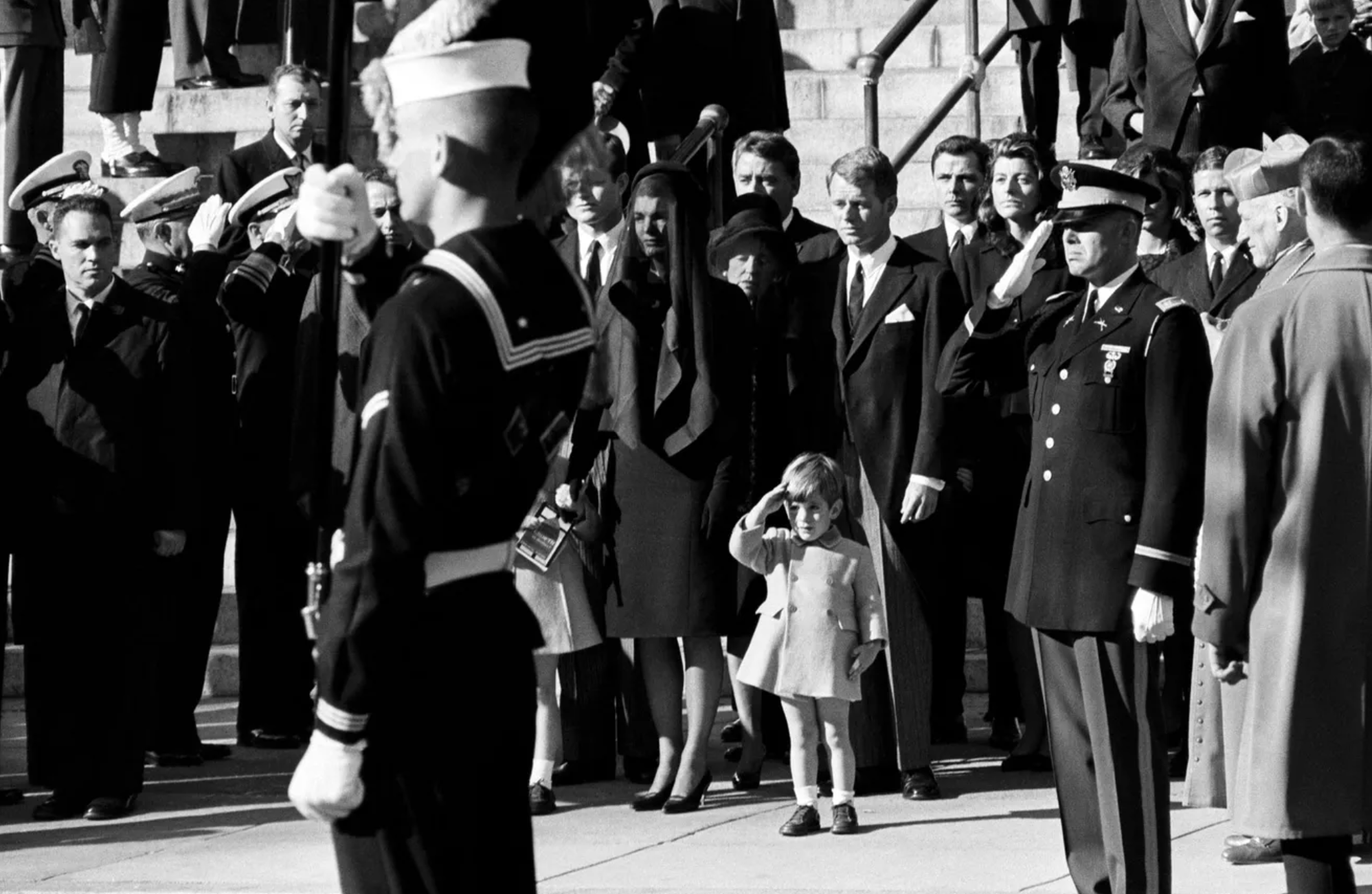 Любимец Америки: что известно о Джоне Кеннеди-младшем Кеннедимладший, Кэролин, Кеннеди, Бессетт, президента, Жаклин, Джона, Однако, после, журнал, Кеннедимладшего, спустя, После, кольцо, всего, только, Лорен, помолвочное, встречался, которым