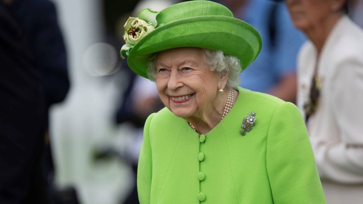 Елизавета II подарила сыну Меган Маркл вафельницу