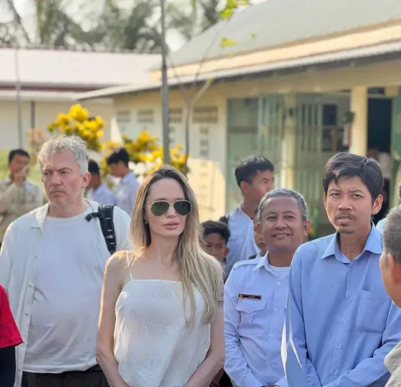 Анджелина Джоли появилась на публике в Камбодже ДжолиАнджелина, Джоли, актриса, Анджелина, детей, вместе, спустя, развод, провинции, Баттамбанг, детьми, Камбоджу, посетила, Вивьен, Шайло, усыновил, троих, родила, первую, свадьбу