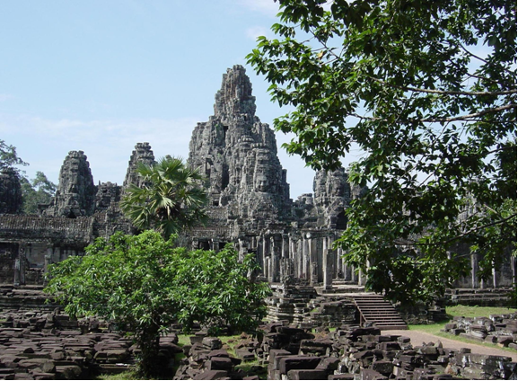 Храм Байон, вид снаружи. Источник https://www.travelcambodiaonline.com/travel-news/visiting-bayon-temple-in-cambodia