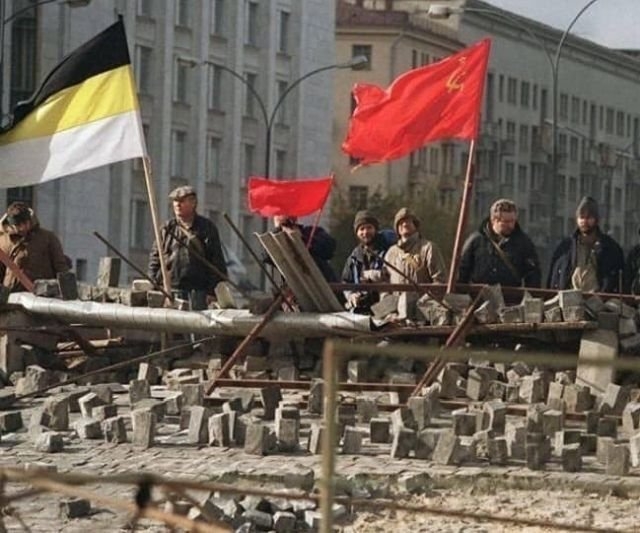 Коммунисты и монархисты вместе на баррикадах в Москве во время конституционного кризиса 1993 года, Россия