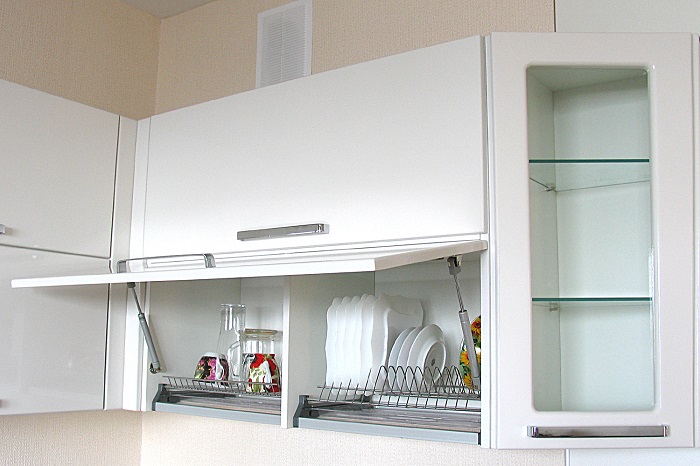 Шкафчики, которые открываются наверх, гораздо удобнее, чем стандартные. / Фото: forum.design