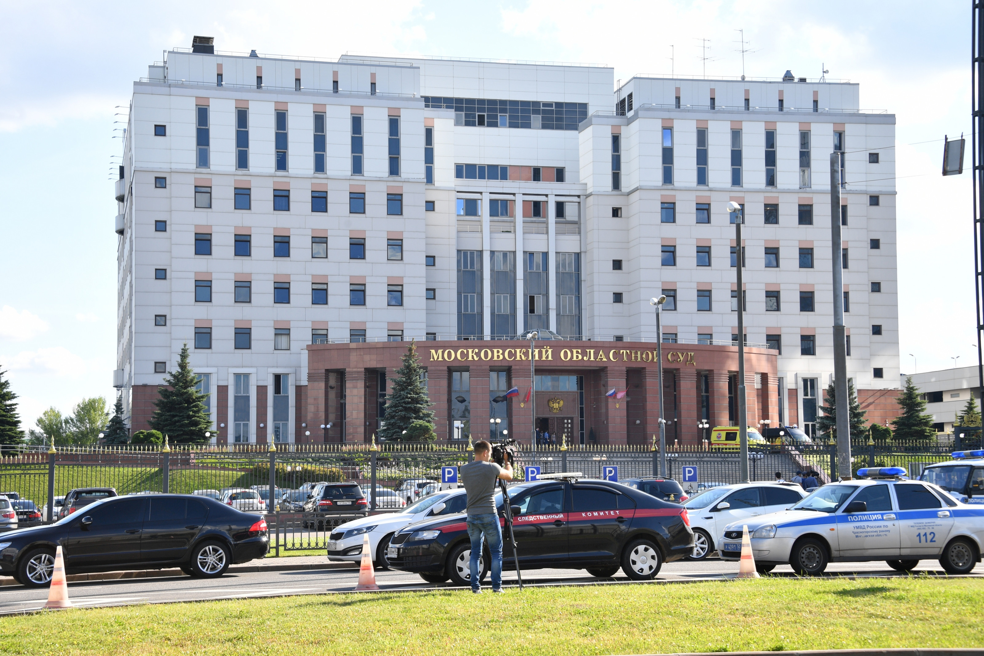 Мособлсуд. Московский областной суд. Мособлсуд здание. Адвокат у здания суда. Московский областной суд парковка.