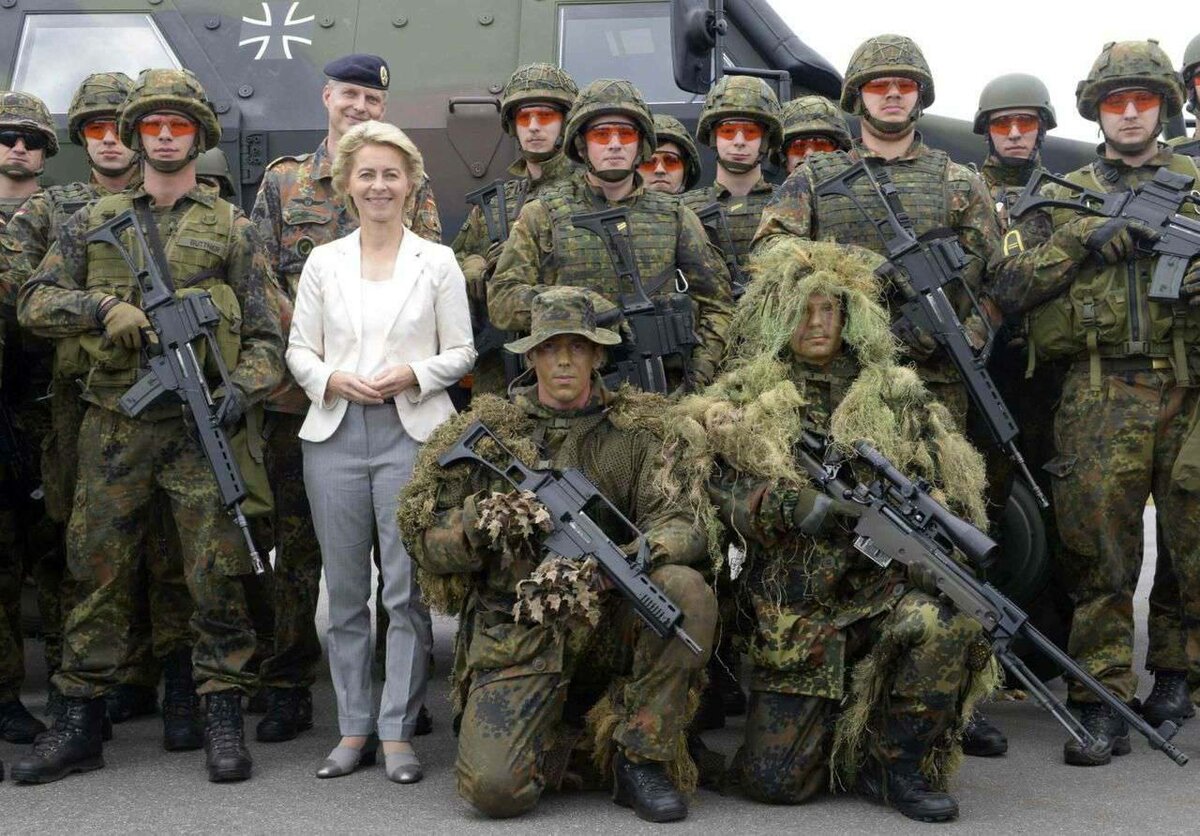 Министр обороны Германии (женщина в белом) Урсула Гертруда фон дер Ляйен