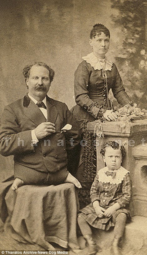 Эли Боуэн из Огайо, также известный как «Безногое чудо», со своей женой и явно чем-то недовольным ребенком, 1875 год деформация, люди