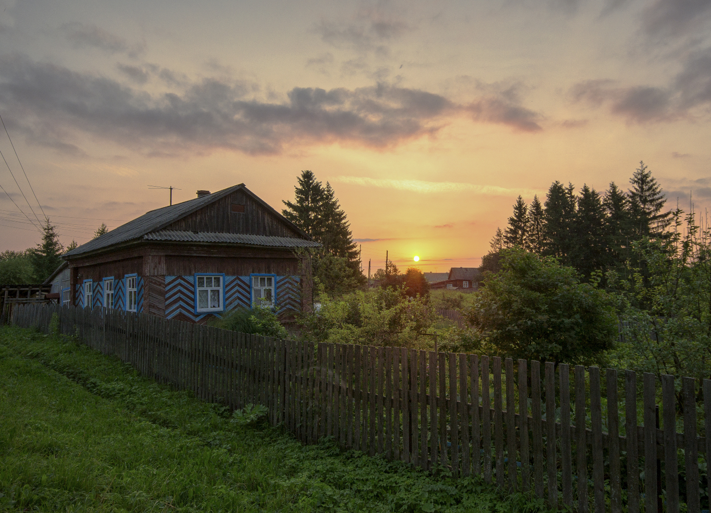 Село тише. Дом в деревне на рассвете. Рассвет в деревне из окна. Рассвет из окошка домика в деревне. Родная улица в деревне.