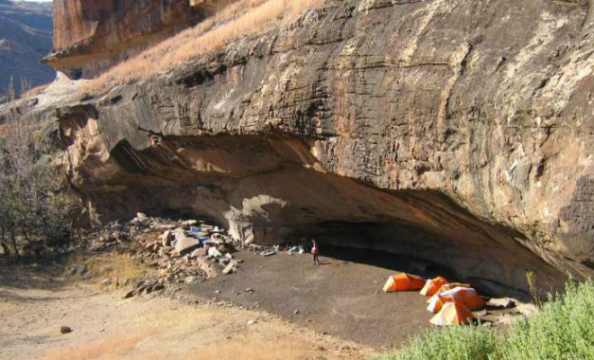 Самый старый артефакт в истории человечества: археологи достали из под земли украшения возрастом 30000 лет Самый старый артефакт в истории человечества: археологи достали из под земли украшения возрастом 30000 лет Культура