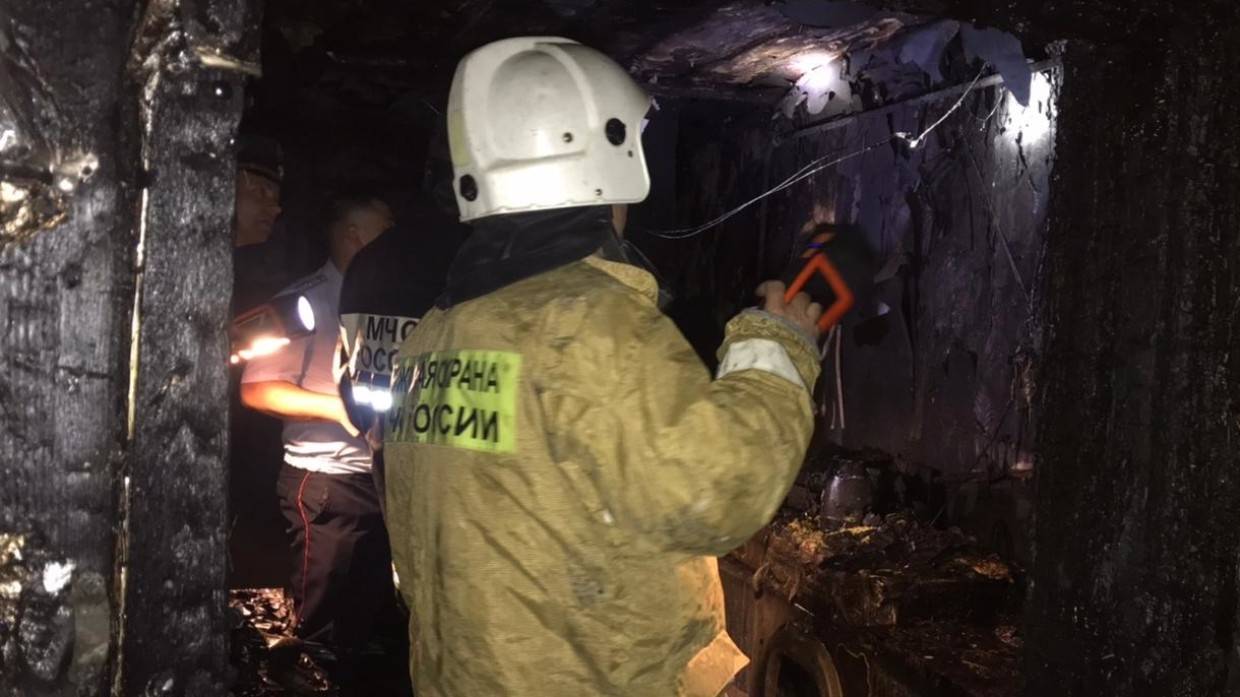 Спасатели ведут борьбу с огнем на территории гаража в Калининском районе Петербурга