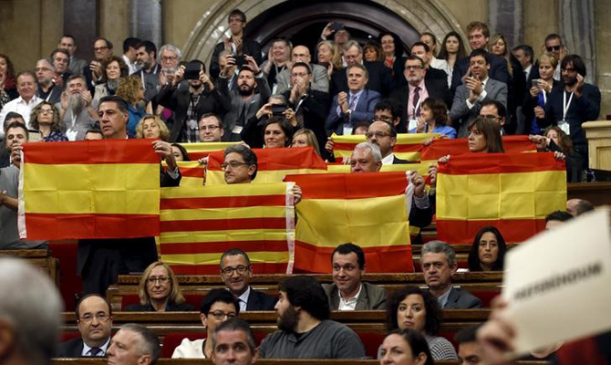 Парламент Каталонии признал решение Мадрида о своем роспуске. Впереди — новые выборы