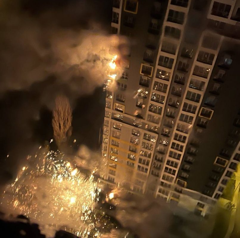   Попадание обломков ракеты в дом в Киеве. Фото: соцсети