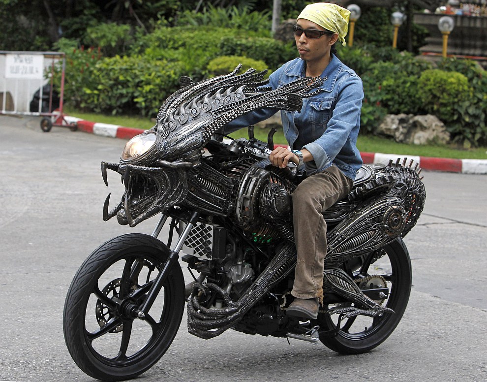 Поклонник Чужих на мотоцикле в Бангкоке