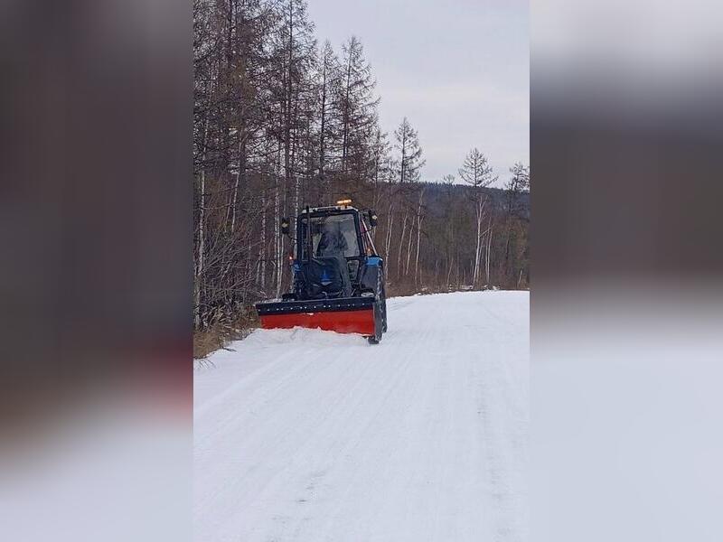 В Забайкалье продолжают чистить дороги от снега