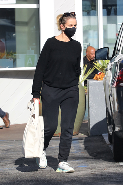 Off-duty: Кэмерон Диас на прогулке в Лос-Анджелесе Off-duty: Кэмерон Диас на прогулке в Лос-Анджелесе актриса, Вчера, жизни, время, слишком, часто, выходит, звезда, сосредоточена, семейной, мужем, Вместе, сумкойВ, Бенджи, Мэдденом, воспитывает, двухлетнюю, Раддикс, уделяет, свободное