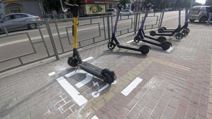 Парковки для самокатов появились на улицах Барнаула