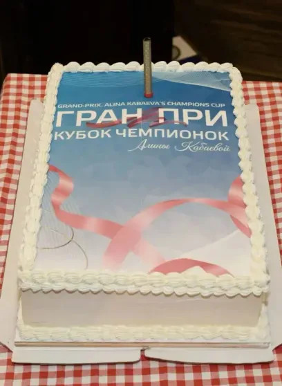 Алина Кабаева появилась на турнире по гимнастике в элегантных образах