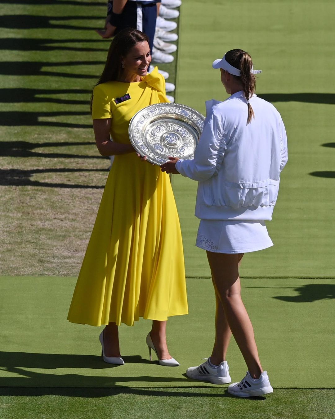 Кейт Миддлтон в ярком платье наградила россиянку, победившую в финале Уимблдона