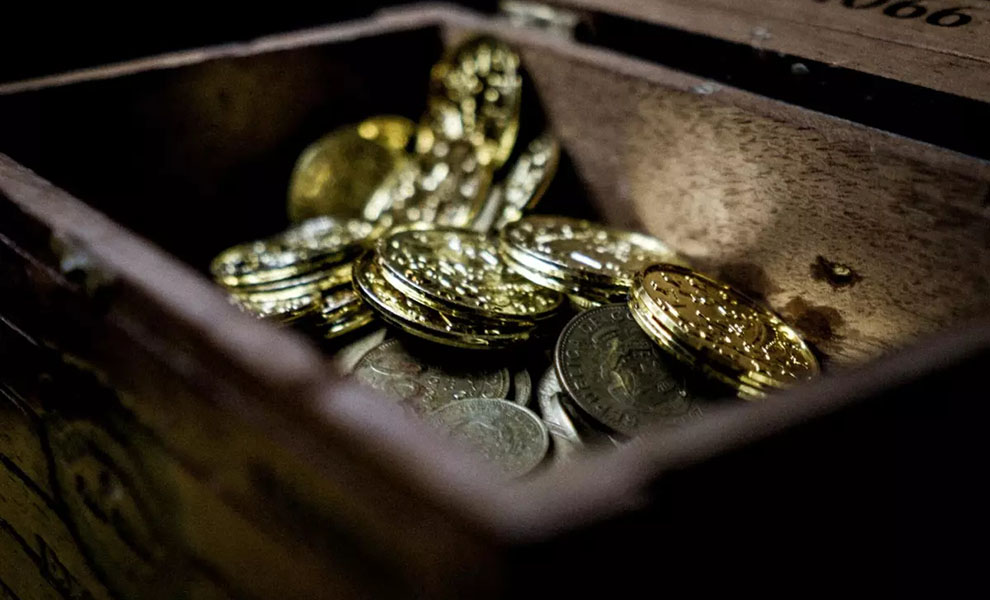Семья решила переложить полы у себя в доме и нашла в земле банку с золотыми монетами возрастом 300 лет Культура