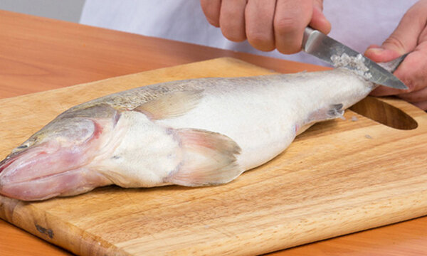 Спец доска и рыбочистки, чтобы удобно и быстро чистить рыбу от чешуи
